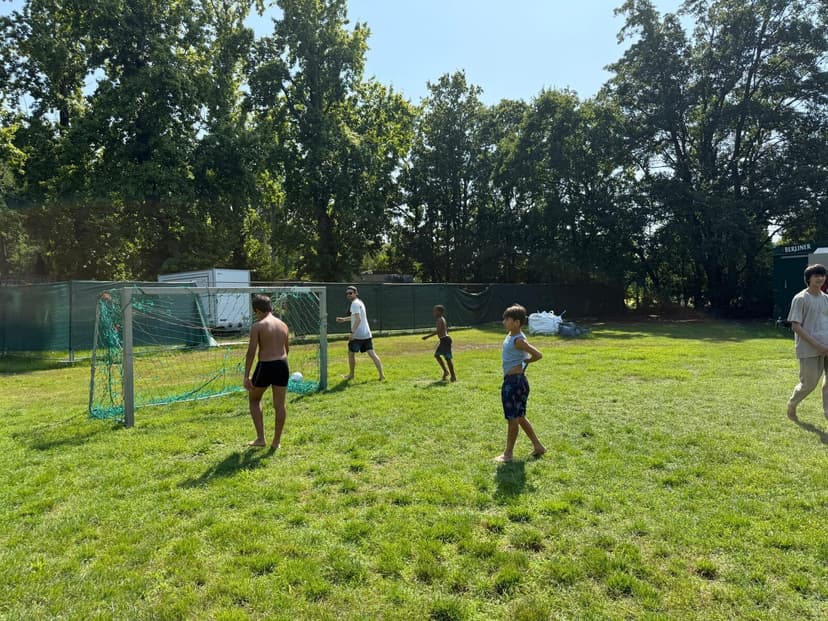 Kinder spielen Fußball auf dem Rasen