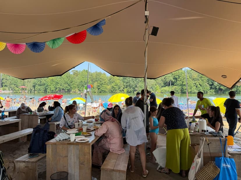 Begegnung unter dem Zelt am Plötzensee